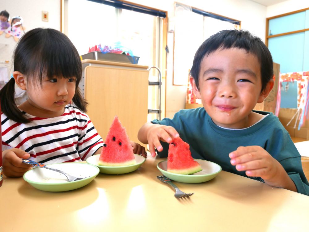 給食で出てきたスイカを満面の笑みで頬張ります
甘くておいしかったね♡