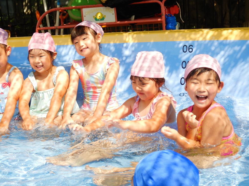 子どもたちの姿は十人十色

ダイナミックに遊ぶ
そうっと水の感触を味わう


「つめたーい   !  !」

と言いつつも
自然と笑顔がはじけます♡

