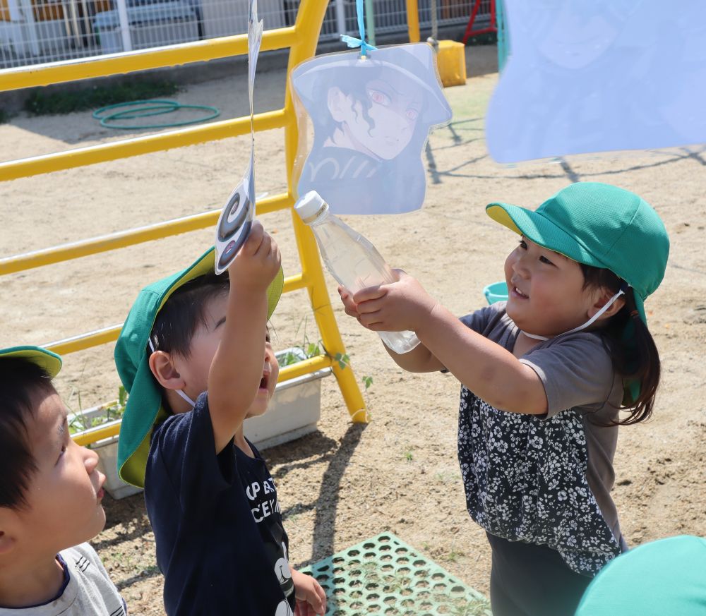 いよいよ７月に突入！！

６月も暑かったけど・・・
本格的な夏がやってきました

園庭では、夏ならではの遊びに夢中なクマ組さんの姿が見られてきました

Yちゃんは、ペットボトル水鉄砲！！
狙うのは・・・ぶら下がっている色々なキャラクターの悪役達・・・
中々当たらないみたい・・・
そこへKくんがやってきて、揺れないように持っててあげていました♪
友達を助けてあげる姿も見られてきています