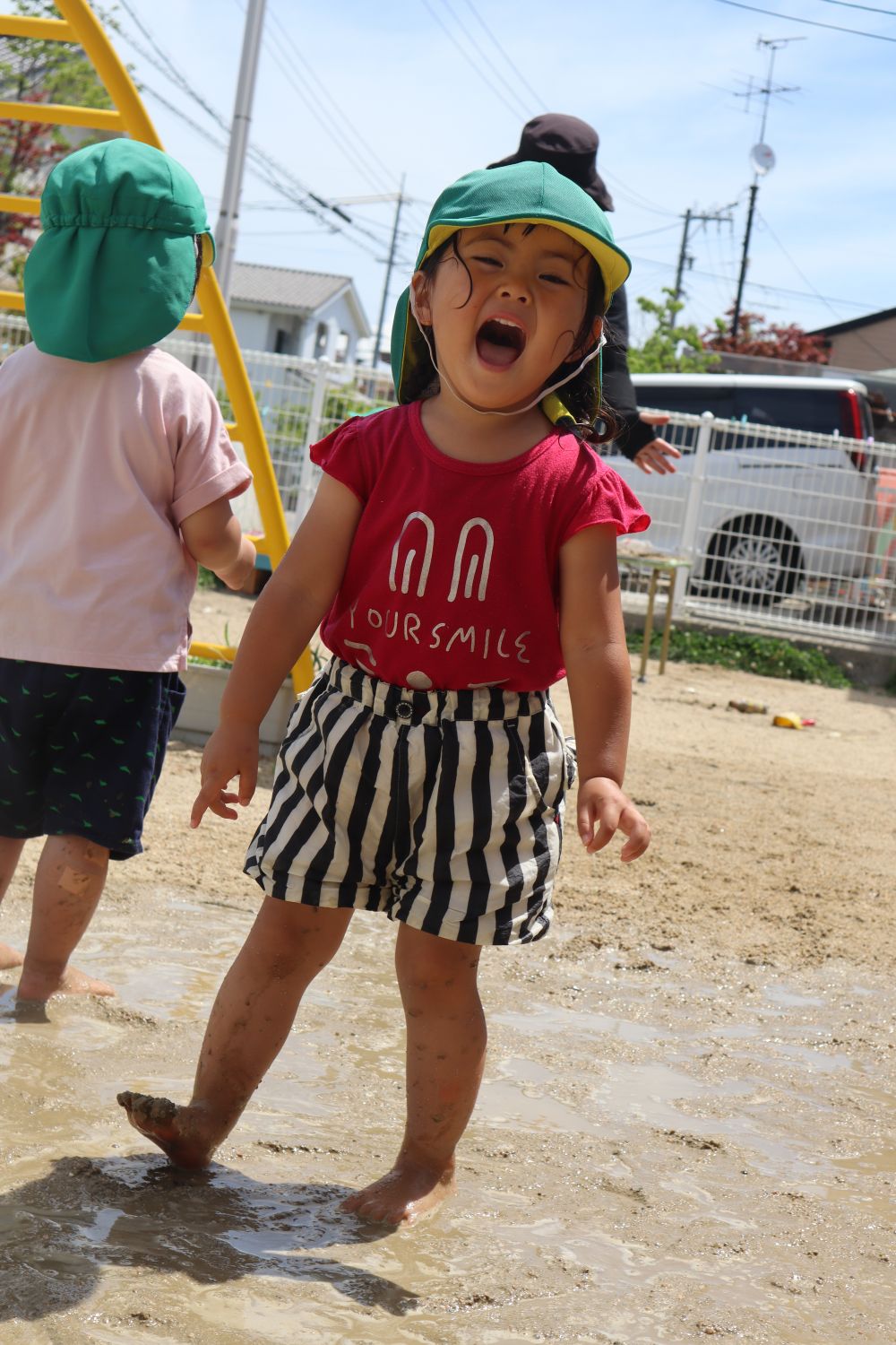 水で遊ぶと園庭にはたくさんの泥水が出来る

Aちゃんは、足の裏で
「ぬるぬるよ～」と、感触を楽しむ・・・