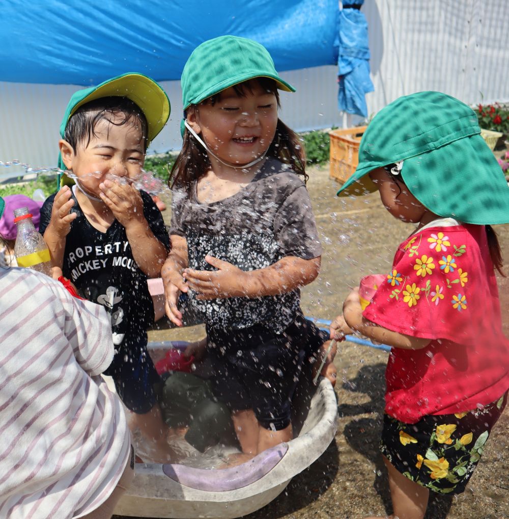 思いっきり全身で水を楽しむ！！

顔にかかってもへっちゃら♪
毎日暑いから水がとっても気持ちいいみたい

