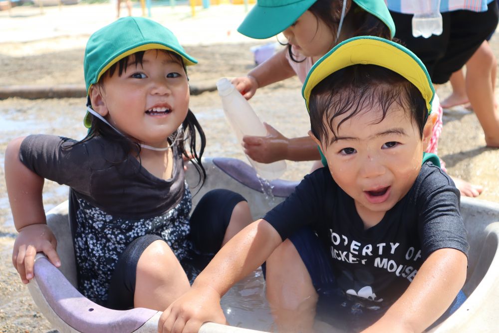 カメラを向けると・・・

どこか満足げな表情♪
水をタライいれると、
必ず入ってしまう行動は、子どもならではですね☆