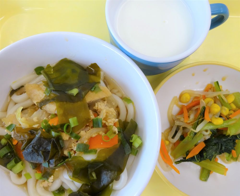 きつねうどん

小松菜ともやしの和え物

牛乳