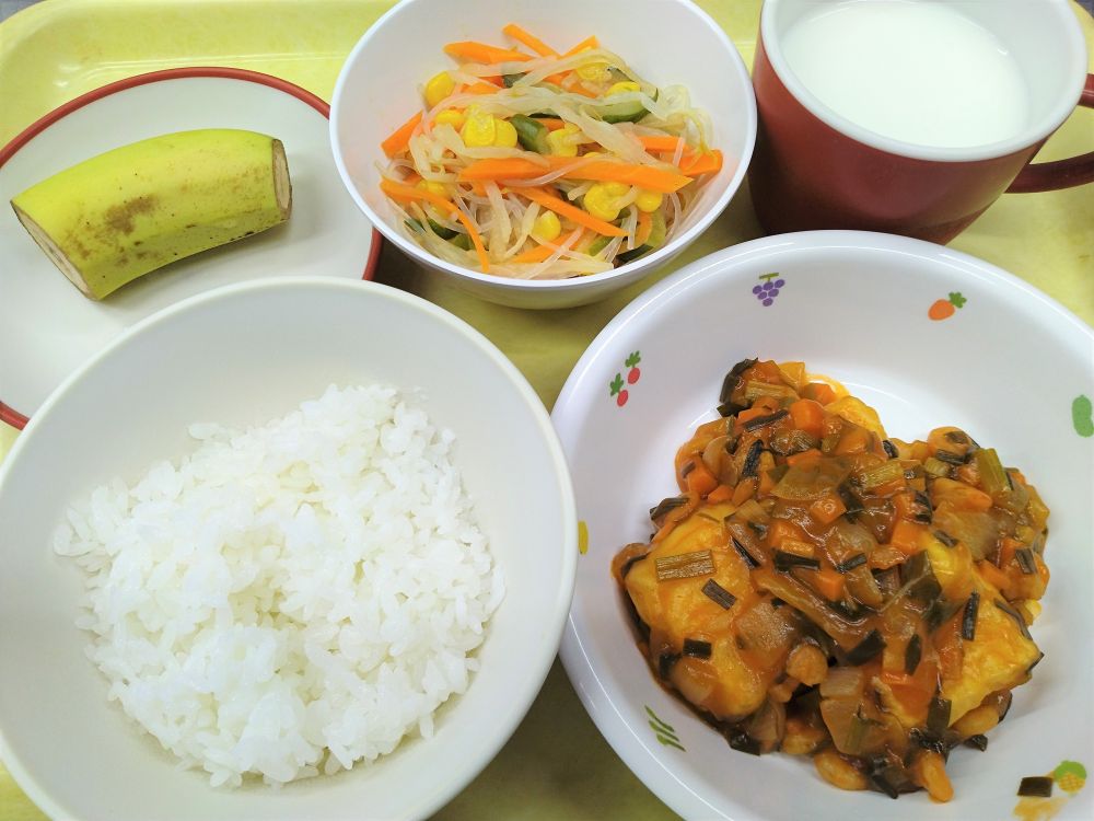 ご飯

豆腐のエビチリ風

春雨の酢の物

バナナ

牛乳