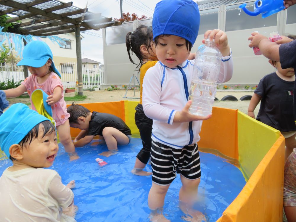 ペットボトルに水を入れて遊ぶＹ君

静かに静かに、集中集中…

水がいっぱいになると次はヤクルトの容器…

どうやったら入るか考えながらじっくり遊ぶ