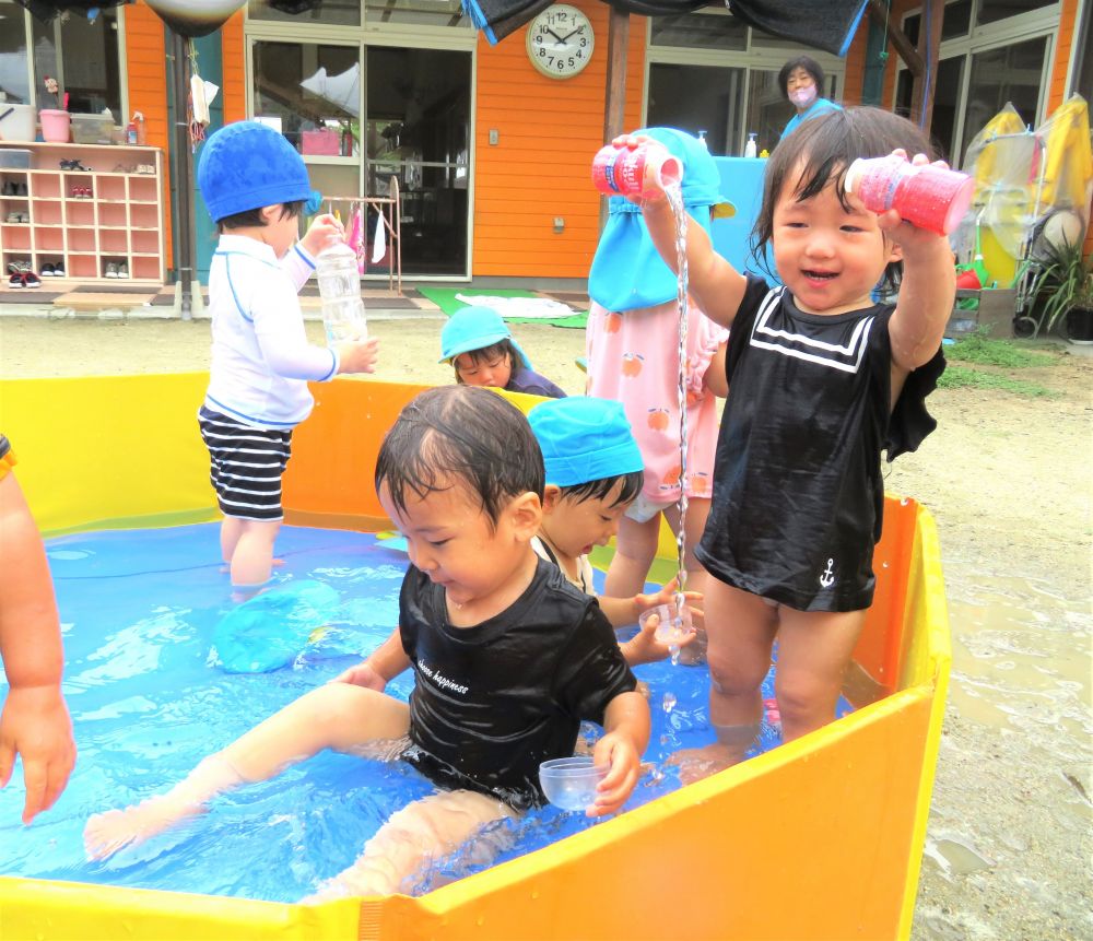 子ども達を見ているとそれぞれ違う楽しみ方があり

面白いな～と感じます

水『ジャ～』と楽しむRちゃん
