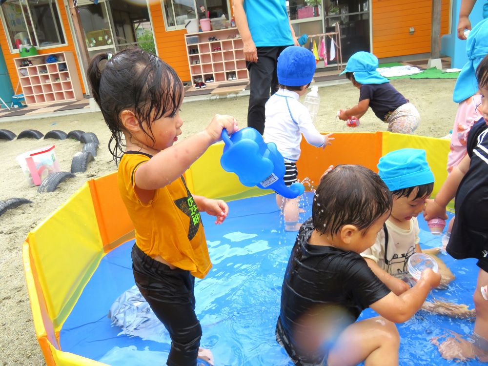 一人で遊ぶのも楽しいけど
友達と水のかけあいこも面白い

いつもなら喧嘩になりそうだけど今日は

「たーのしーい！！」と笑い声が響きます

