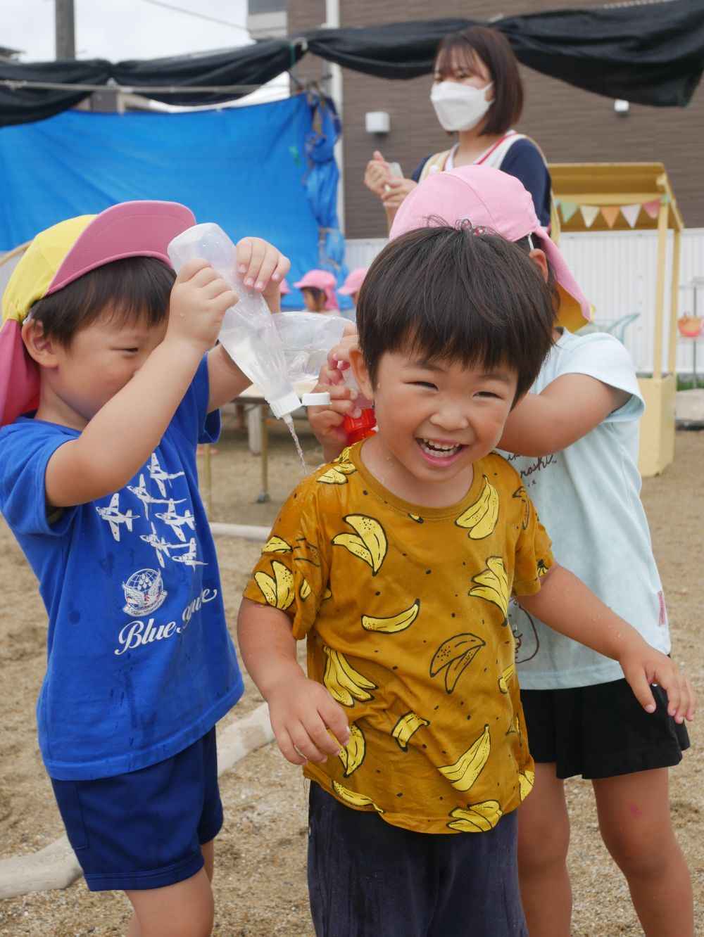 友達と水の掛け合いも楽しみます
『冷たいよ～ちょっとくすぐったいよ～』