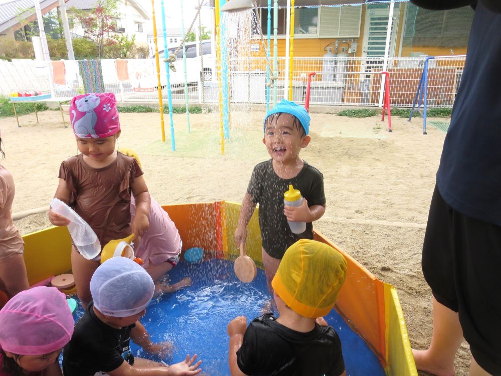 水のシャワーが降ってきた♪
「わ～冷たい！」と言いながら楽しんでいました