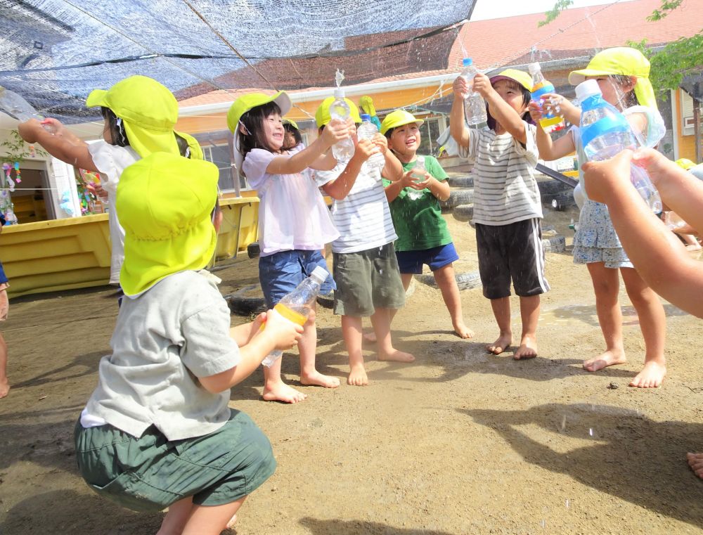 ここでは虹作りに挑戦中・・・

「せーの！！」
かけ声に合わせて、空に向かって一気に噴射！

「あ！ちょっとだけ見えたよ！」
「いっぱい作りたいから、もう一回！」

みんなで協力して作った虹、とってもキレイだったね♡