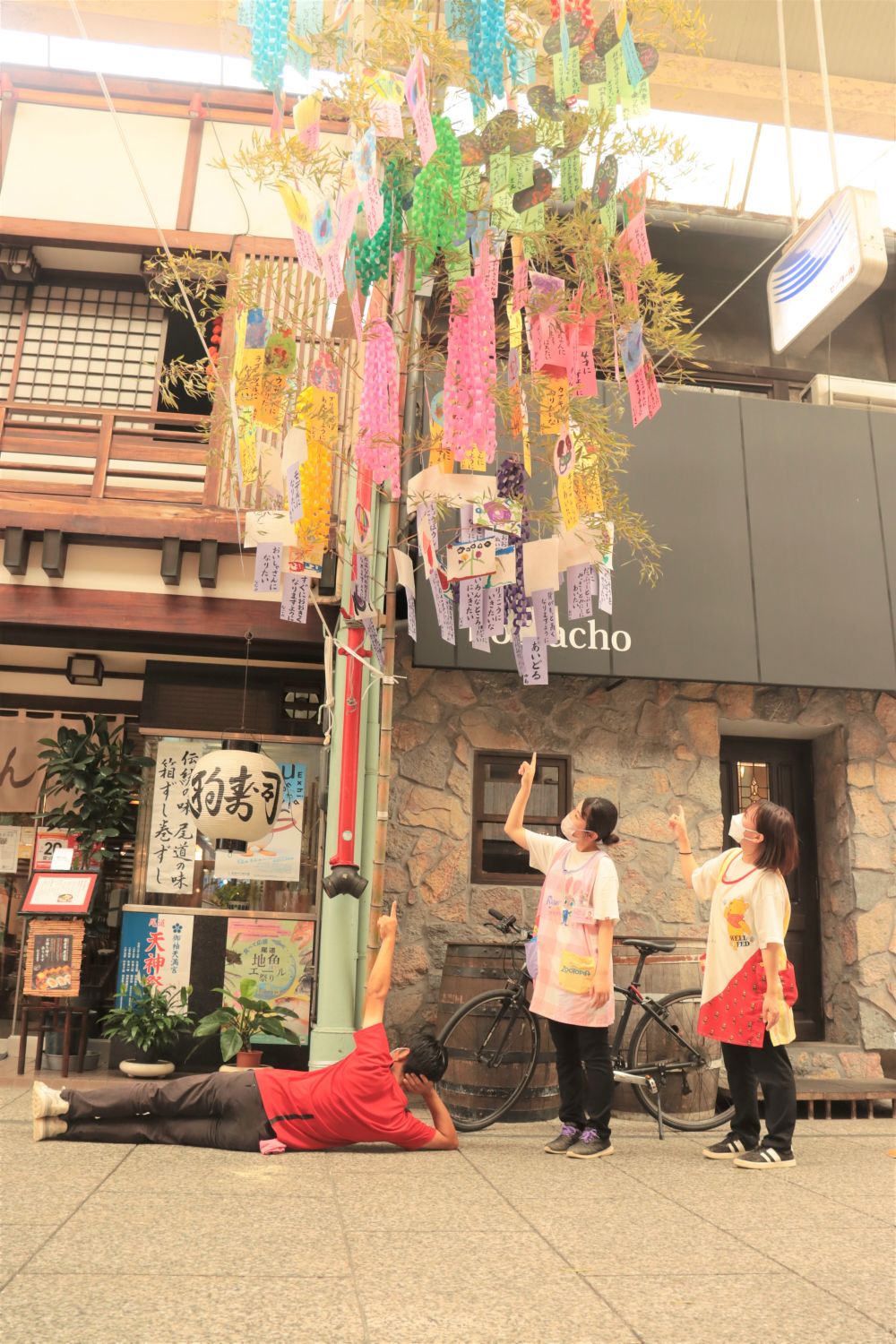 ３年ぶり？に開催！！　商店街の七夕祭り

久しぶりの飾り付けに気合十分で臨みました！！！
今年は伝統的七夕（旧歴）8月4日に向けて本日より尾道本通りに飾られます
