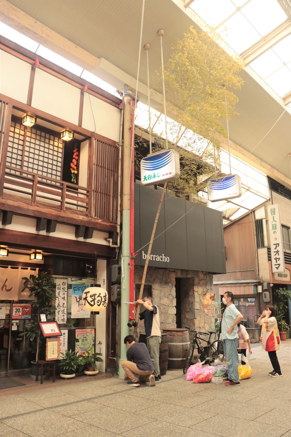 飾り付ける前の竹です
商店街の係のおじさんに手伝ってもらい
いざ、飾り付け