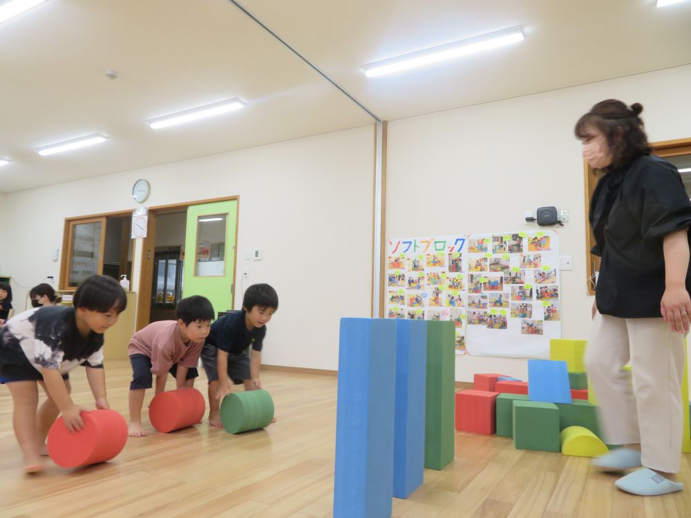 ”お父さんと”から”友達と一緒に”遊ぶ姿も・・♡
「仲間に入れて」との友達の声を聞き
「いいよ♡」とそっと手を差し伸べていたＹくん