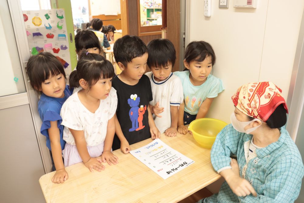 1番に話がまとまった「みらくるかれー」チーム
フルーチェはイチゴ味♡

去年と同様に
「ジャガイモは細長くてツルツルしている、メークインよ」
と教えてもらいます

ちゃんと覚えたかな？