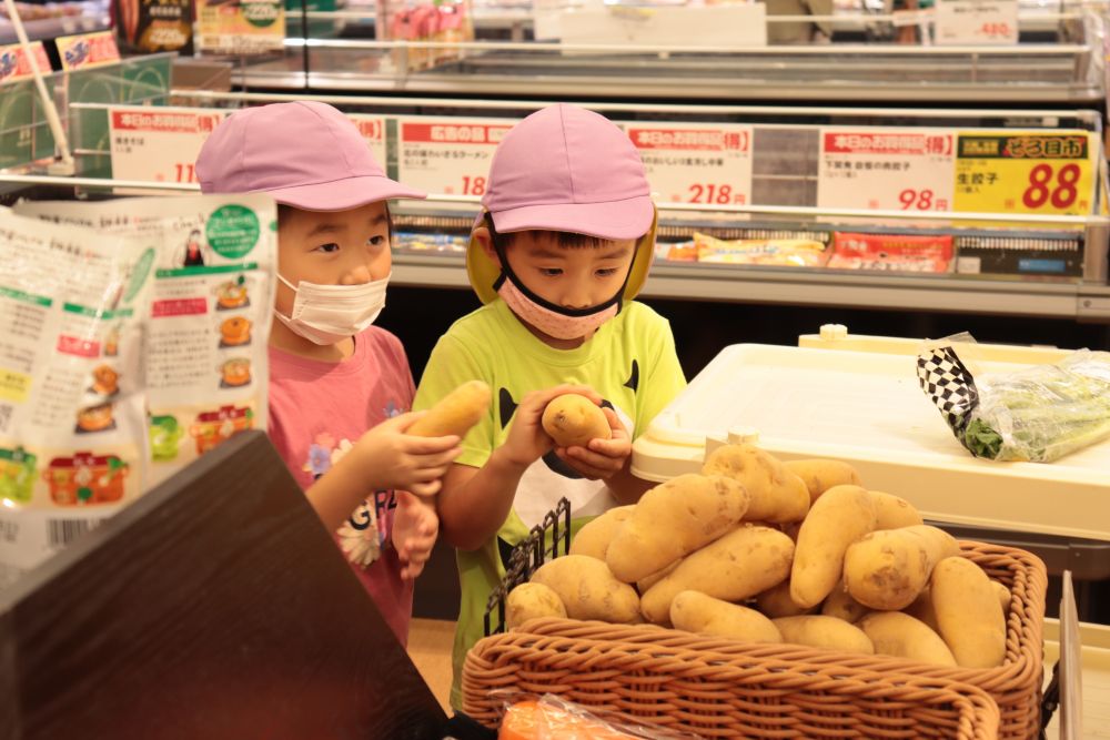 トップバッター「ぷりんかーず」チーム

ニンジン、、玉ねぎ、ジャガイモを買います
本田先生の言っていた「メークイン」
間違うことなく選びました