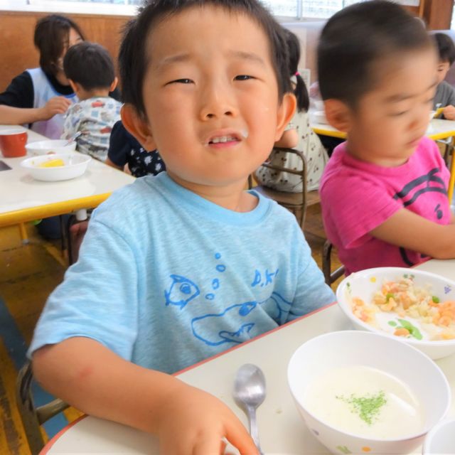 ＊　給食時間の様子　（門田認定こども園）　＊