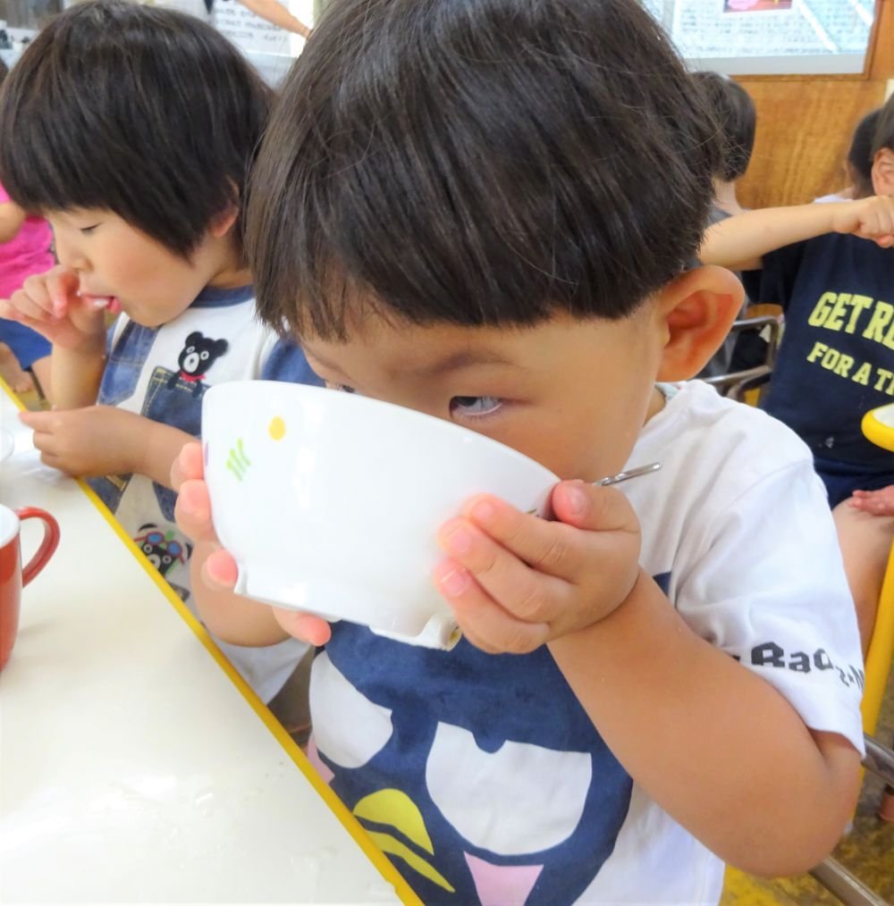 冷たいスープが食べ慣れていない子は少し嫌そうな表情・・・

｢あんまり食べたくなーい・・・｣
｢これ、嫌い・・・｣

と、ちょっと控えめな声も聞こえてきました。

｢でも・・・ちょっとだけ飲んでみようかな～｣
そーっと飲む姿がとっても可愛いＨくん♡
