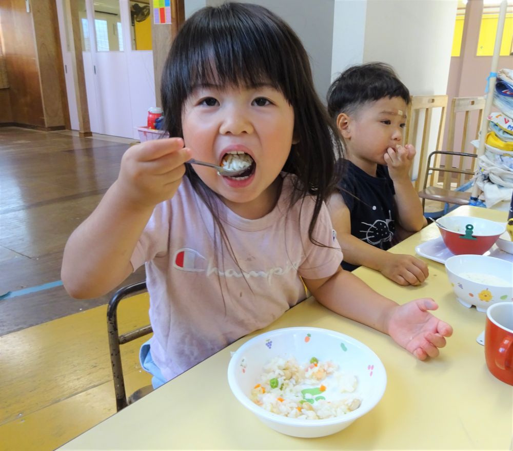 Ｍちゃんはにんじんピラフの中に入っている大豆やグリンピースが少し苦手。
手が止まっていましたが、

｢せんせー見てみてー！！｣
大きなお口でパクりッッ。
しっかり食べている姿を見せてくれました♡

好きな物も嫌いな物もみんないろいろあるけどだくさん食べて元気に大きくな～れ☆