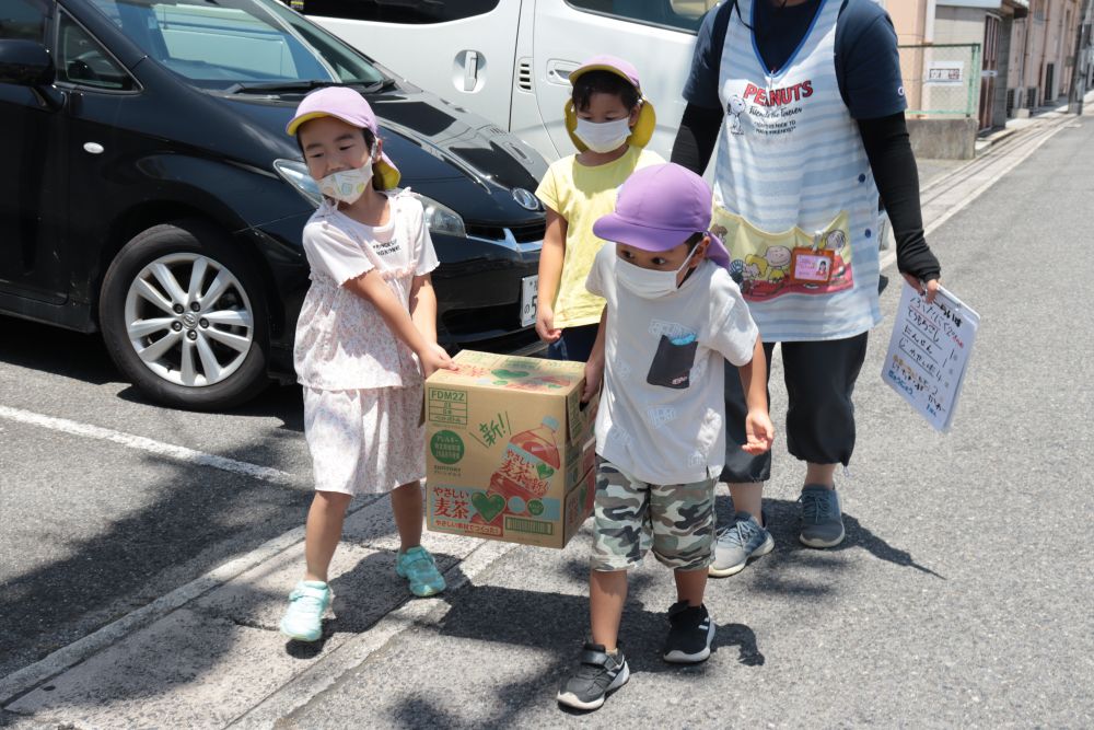 帰り道
何も言わないでも、みんなで順番に荷物持ち
日々の経験で子ども達も何が大切かをしっかり学んでいます

仲のよさが微笑ましい