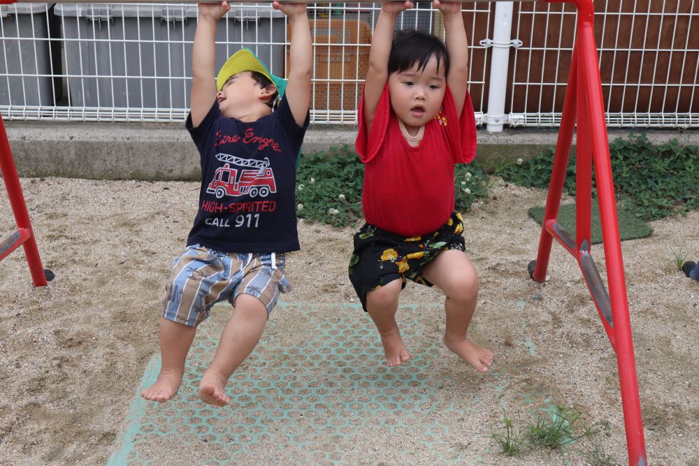 まだまぶら下がり中…

少ししんどくなってきたかな…？
２人の顔の表情が変わってきました