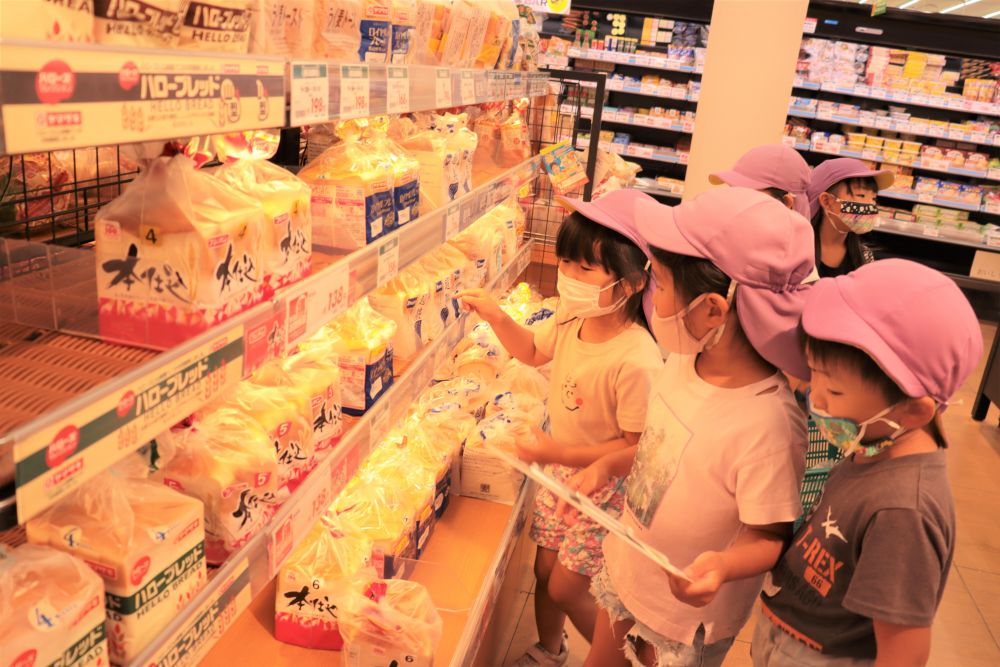 気を取り直して、朝ごはんの夏野菜ピザを作るための食パン買いに・・・
しかし、ここでも・・・
並んでいる食パンの消費期限は約４日
お泊り保育の朝までもちません・・・
なので、これも直前に職員が買うことに・・

なんだかんだありますが、これもネタになって面白い！