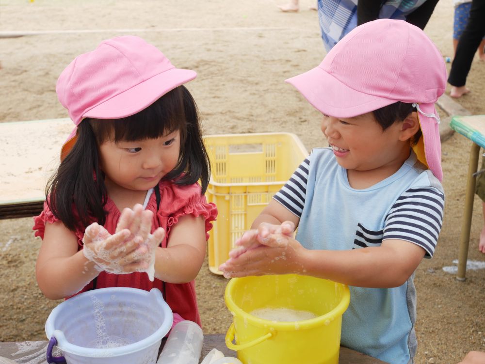 『この泡で手を洗おうかな～』
『あわあわ～』
ビオレの泡よりも自分達で作った泡は特別みたいです♡