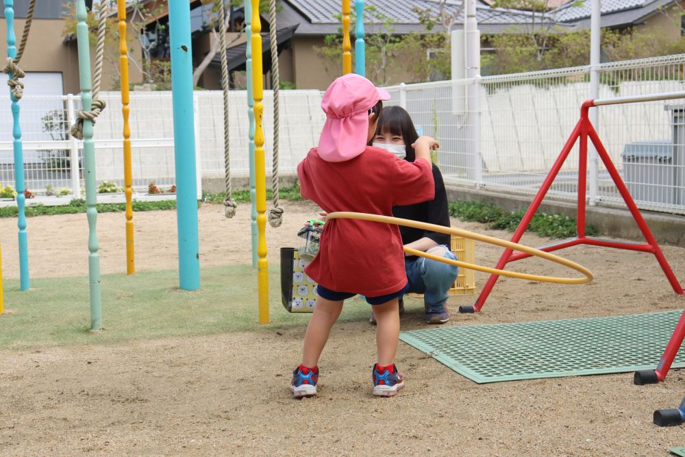 『お母さんみてみて』
こんなにたくさんフラフープ回せるんだよ
いつもこども園でしている遊びがお母さんに見てもらえて良かったね♡