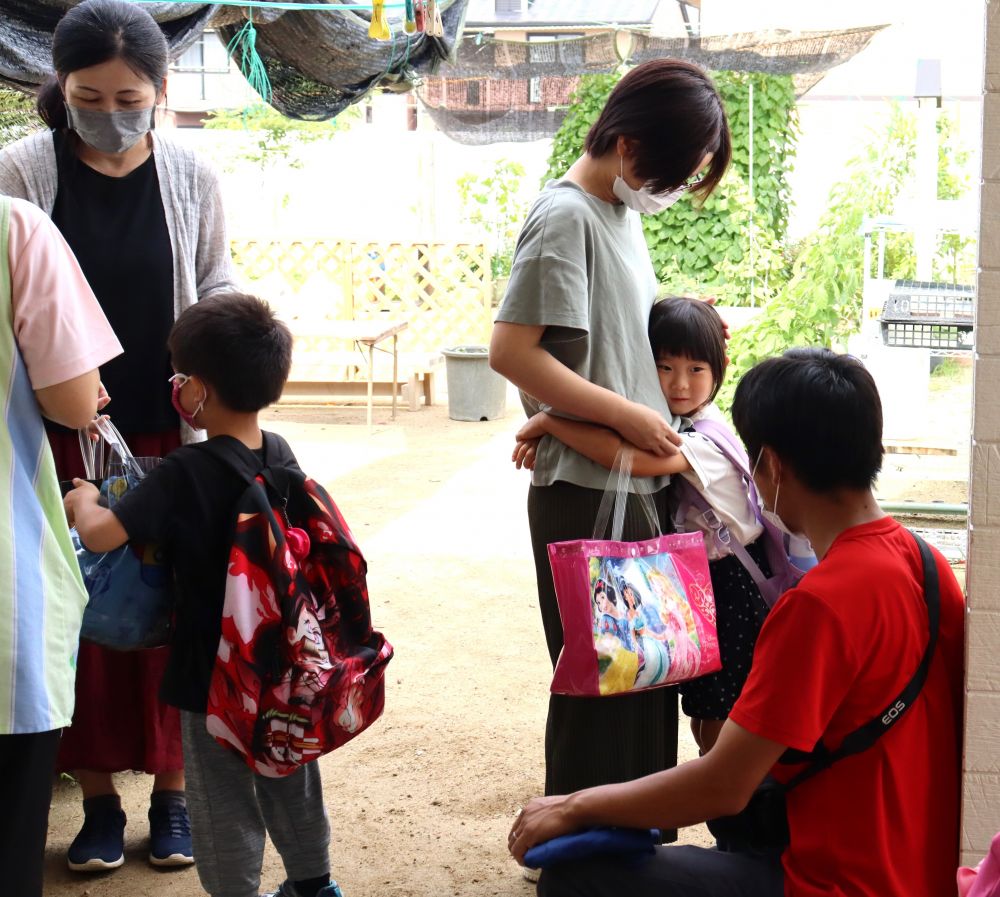 楽しみでもあり‥　家族と離れる不安もあり‥
様々な気持ちで迎えるお泊り保育
ゆめはうすの友達と一緒に過ごします

楽しみにしていたけど・・・
「もうちょっと待ってぇ」
やっぱりお母さんと一晩離れるのはちょっぴり寂しい様子
子ども達の心境も様々

これからどんな楽しい事が待っているか？
それは自分達しだい！