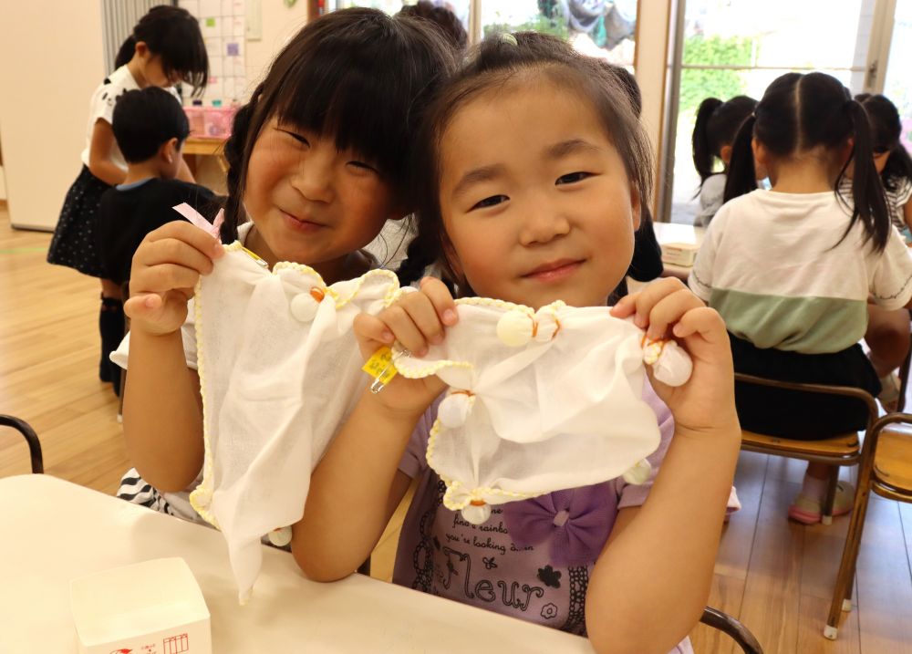 「見て見て」

友達と一緒に♡

みんな下準備ができたら
玉ねぎで煮出した液の中に入れて染まるまで待ちます

ではでは、次は・・・