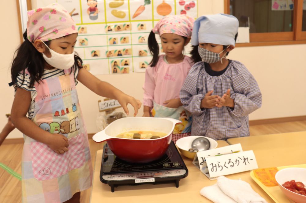 美味しいカレーができますように！
カレールーをいれてもうひと煮立ち

みんな大好きカレーライス♡
どうしてこんなにいい匂いなんでしょう？