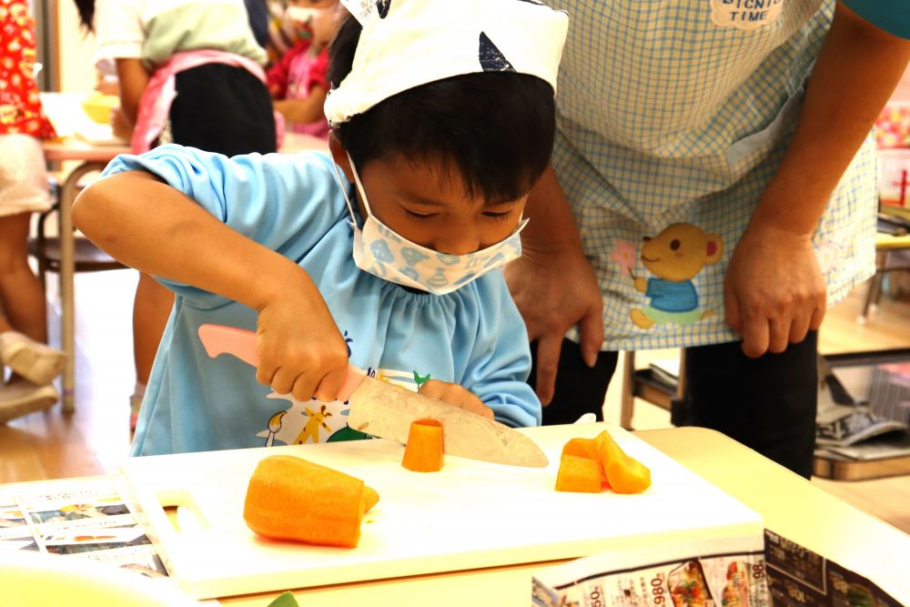 「ニンジンは固くて難しいなぁ～」
ぼやきながらニンジンをカット

晩ごはんを作る‥という楽しさ‥大変さを感じてます