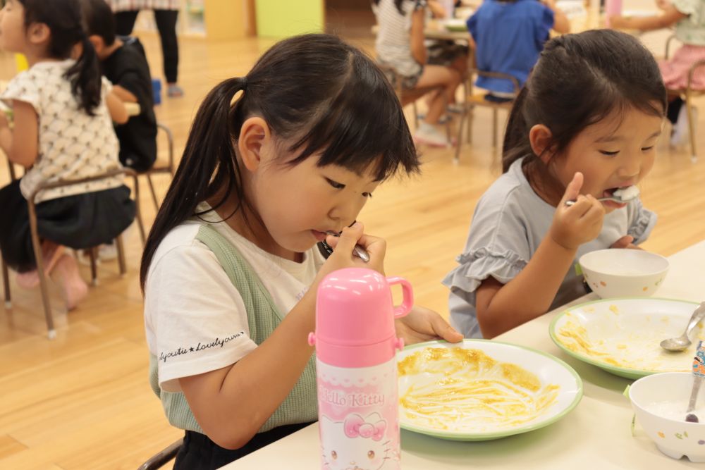 お皿もあっという間にピカピカになりました

普段の給食もこのくらい食べてくれたら・・・なんてことは言いません！