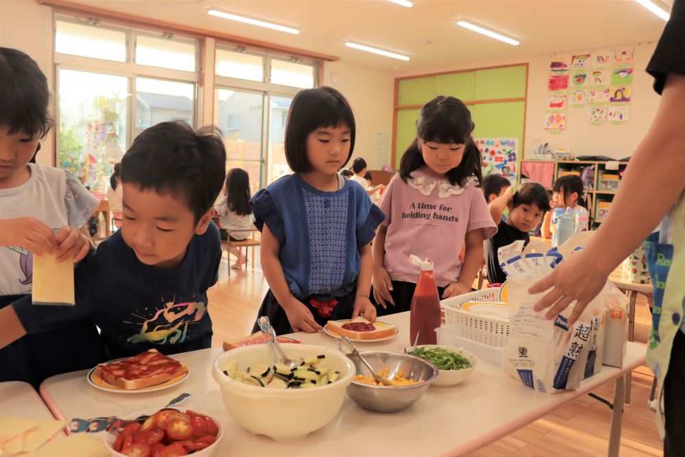 着替えて身支度をしたら朝ごはん

今日の朝ごはんは、みんなが園庭で育てた夏野菜を使ったピザ

トッピングも自分次第！