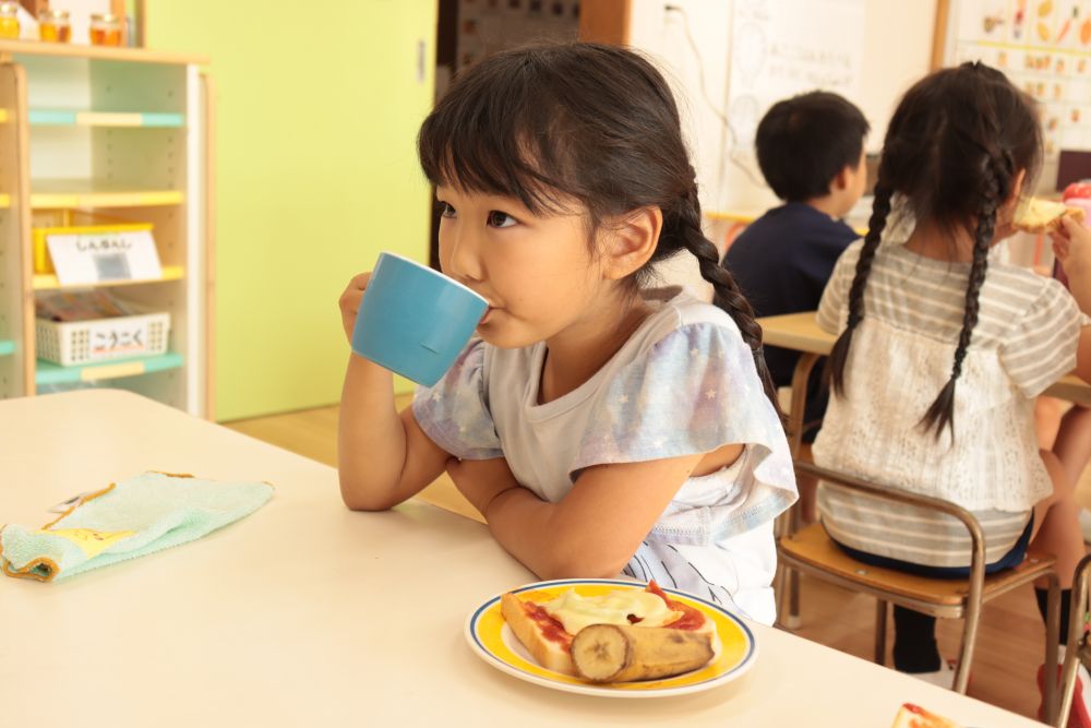 朝ごはんを食べながら・・・

何を考えているんだろう？
もうすぐお泊り保育も終わり・・・少し寂しいような
早くお家の人に会いたいような、