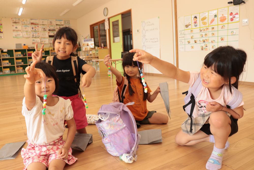 お迎えを待ちながら
思っていた以上に可愛い手作りストラップ
嬉しそうに見せ合いっこ
女の子達も大満足☆

