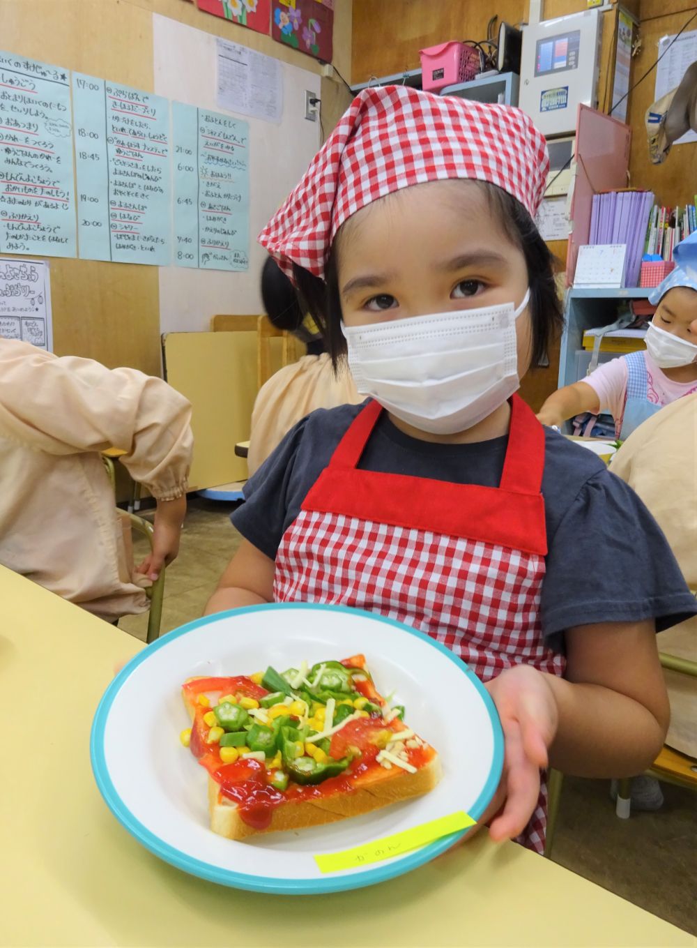 みんな上手に盛り付けていました。

｢せんせーみてみてー何に見える？｣
｢顔に見れるじゃろ？｣

オクラに苦手な子もピーマンが苦手な子も少しだけトッピングにのせていました。
自分で作ると食べる勇気もわいてきますね♡