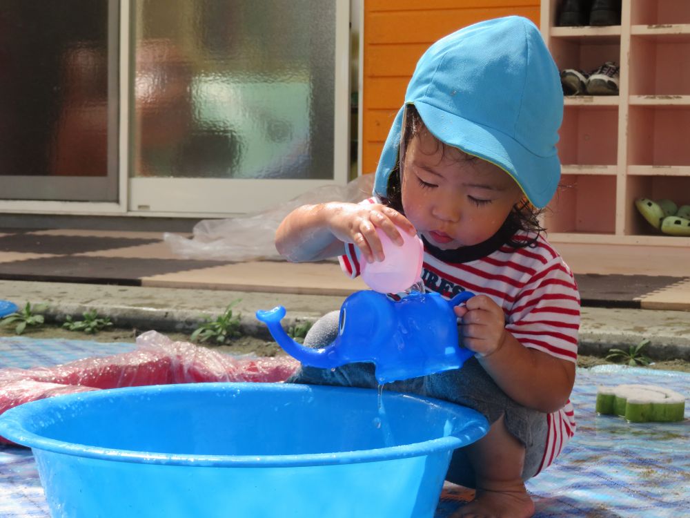 水の量が少なくなると、ジョウロを沈めても中に水が入らなくなった…

するとUちゃんは自分でカップを取りに行き

すくって入れてジョウロの中をいっぱいにしました
その姿にすごいなと感心しました
