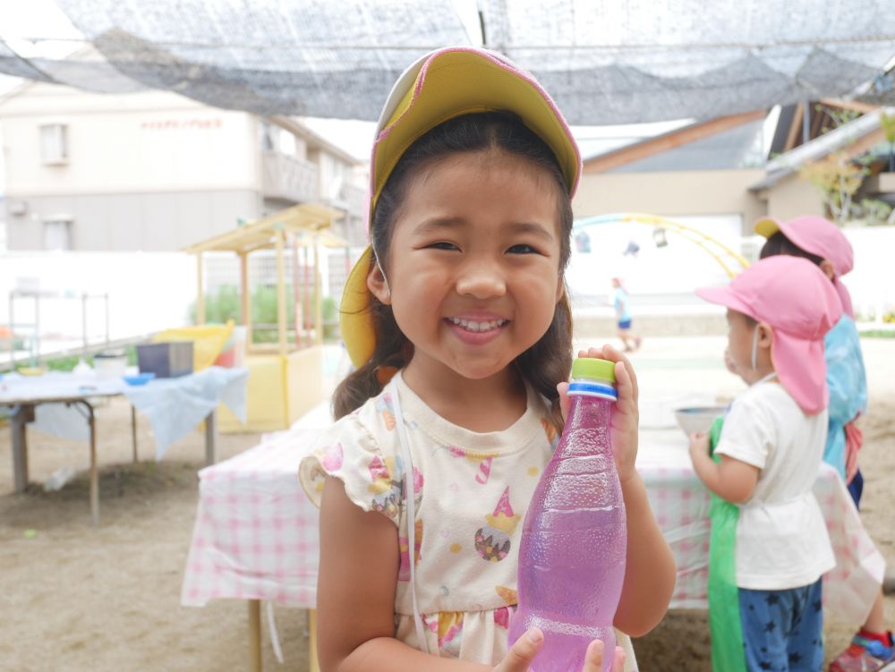 Aちゃんはピンクの朝顔を使ってさっそくブドウジュースを作りました
本当に飲んでみたくなるくらい美味しそうだね♡
