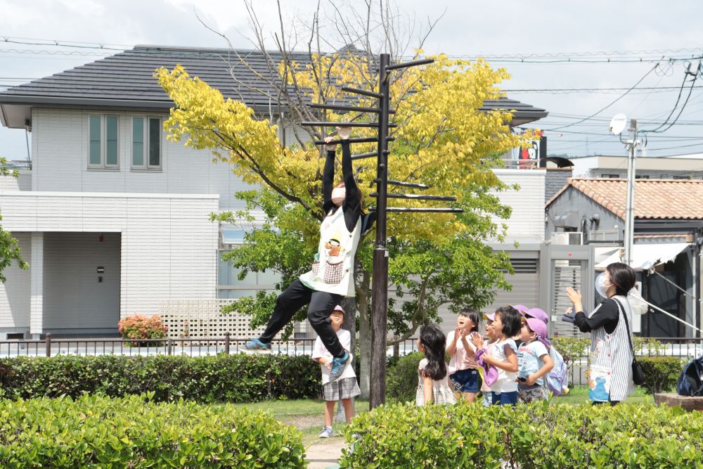 セミ捕りも楽しいけれど、こんなのも

うんていを登る羽田先生
手拍子をして応援する子ども達

一生懸命が素晴らしい