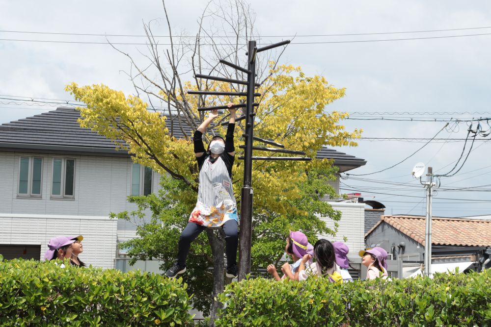 羽田先生の頑張りに感化され、大坂先生も挑戦

笑顔とガッツを振りまいて、記録約半分
職員も子ども達同様、全力で楽しんでいます