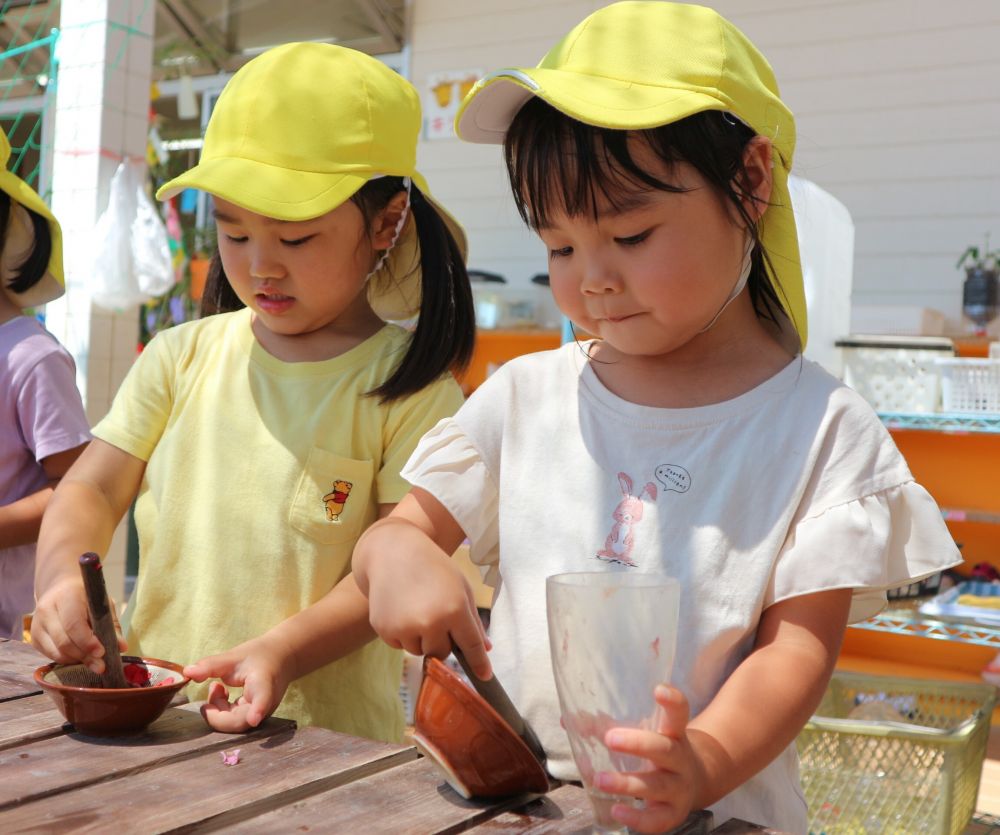 「私も作ってみたいな～何ジュースにしよう・・・」
「ピンクのお花使ってしてみる」
作りたいものをイメージして・・♡