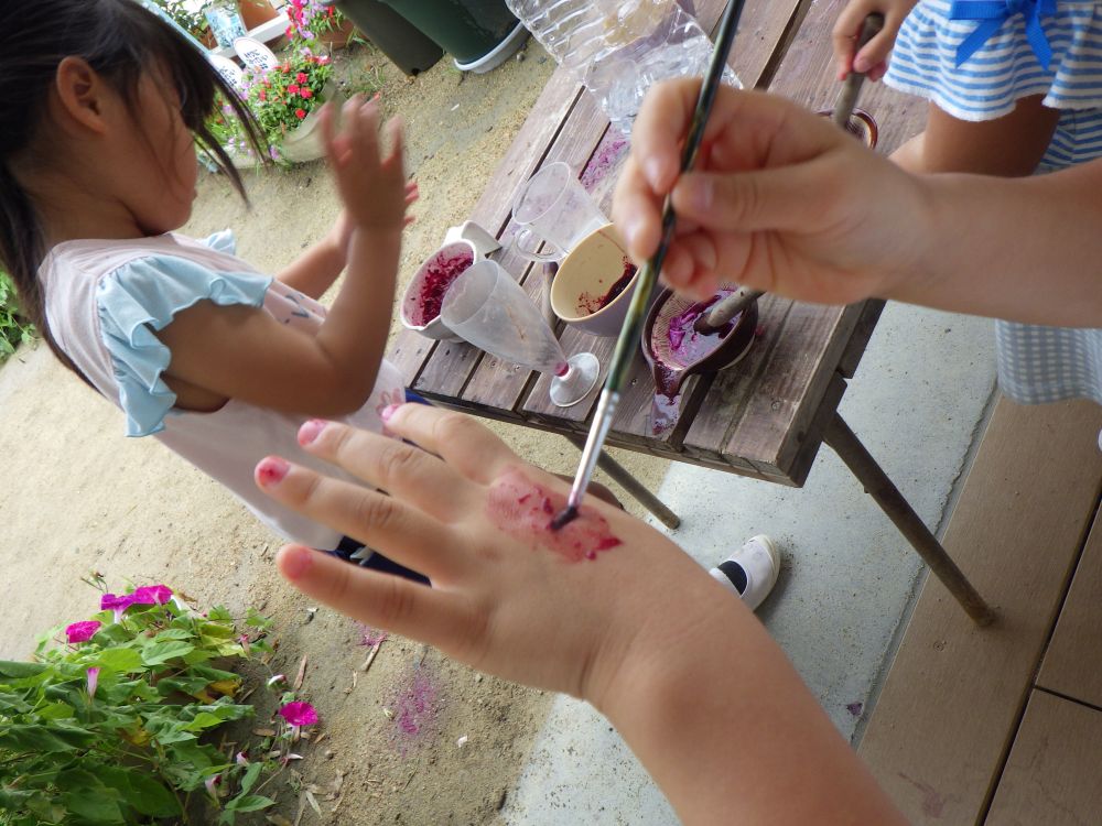 7月も下旬になり、園庭のアサガオの花もたくさんの数が咲くようになりました
普段から花びらを使って色水でカワイイジュースを作っていた子ども達

オシャレが大好きな女の子達が遊びを発展☆
濃いめに作った色水を使ってオシャレを楽しんでいます