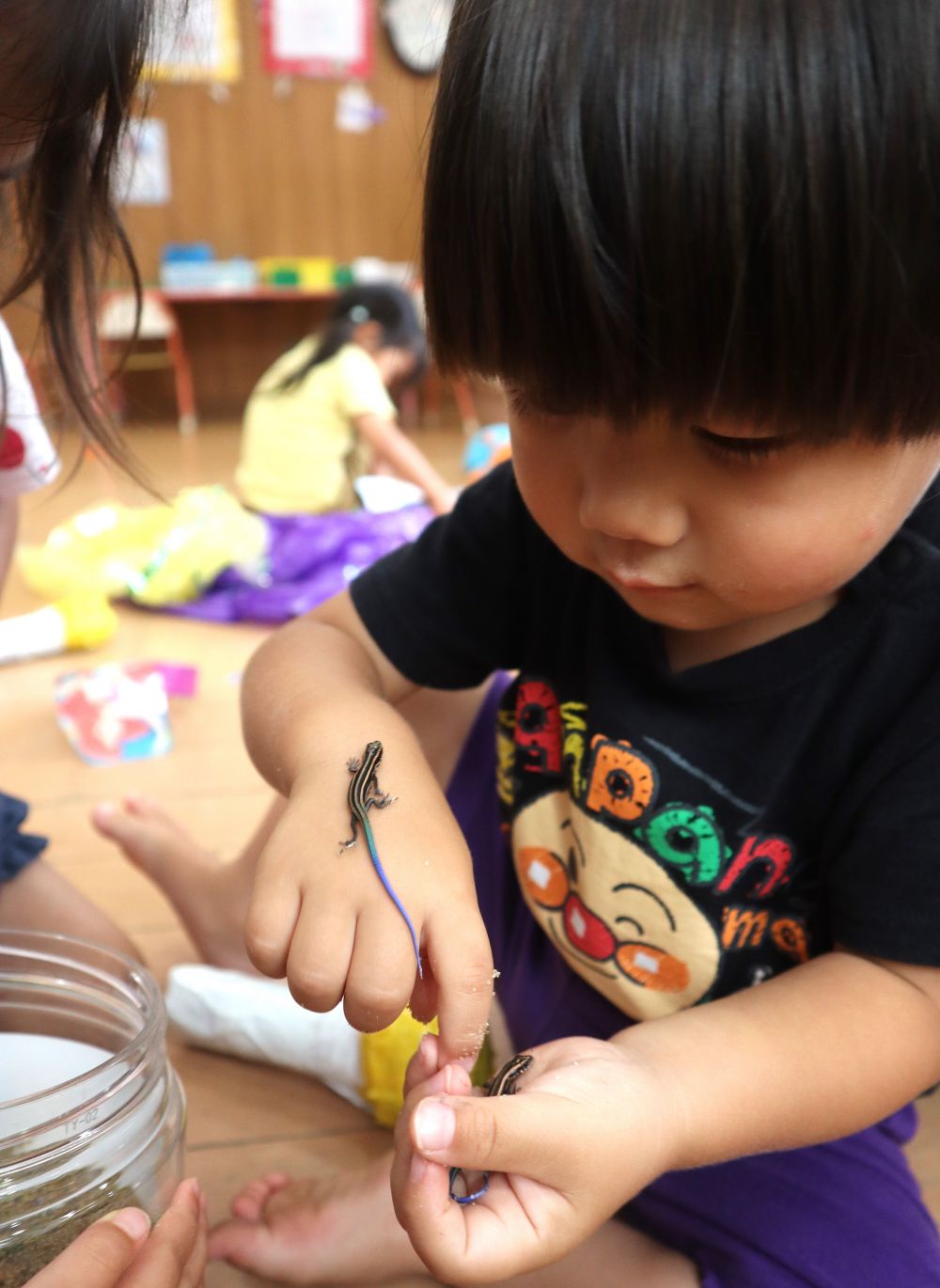 クマ組さんの赤ちゃんトカゲは　”しっぽが青い”

色が違うことに気づくことができました
毎日観察して、よく見ているんだね♪

お世話も、遊んであげるのも、上手になってきたクマ組さんです♡