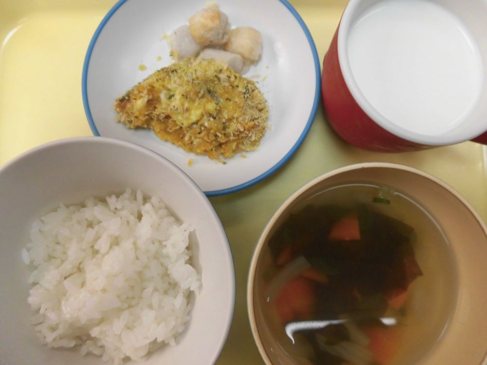 ご飯

鮭のカレーマヨパン粉焼き

ベイクド里芋

オニオンスープ

牛乳


