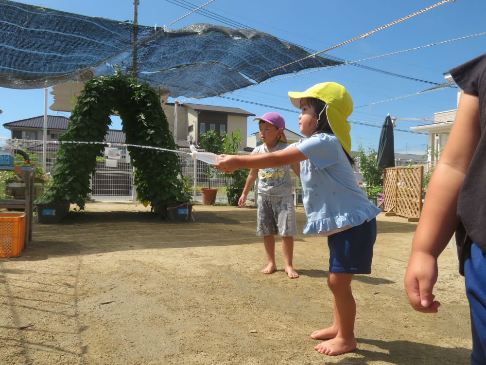 可愛いポケモン
楽しそうな雰囲気に魅かれてゾウ組さんも参加

自分達で考えて足元の水で線をかいて、年齢ごとの難易度も調整しました