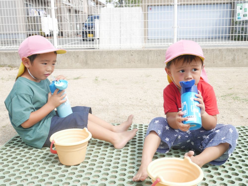 暑い毎日・・・
休憩や水分補給も一緒に♡
ちゃっかり水筒を遊び場に持参する2人
