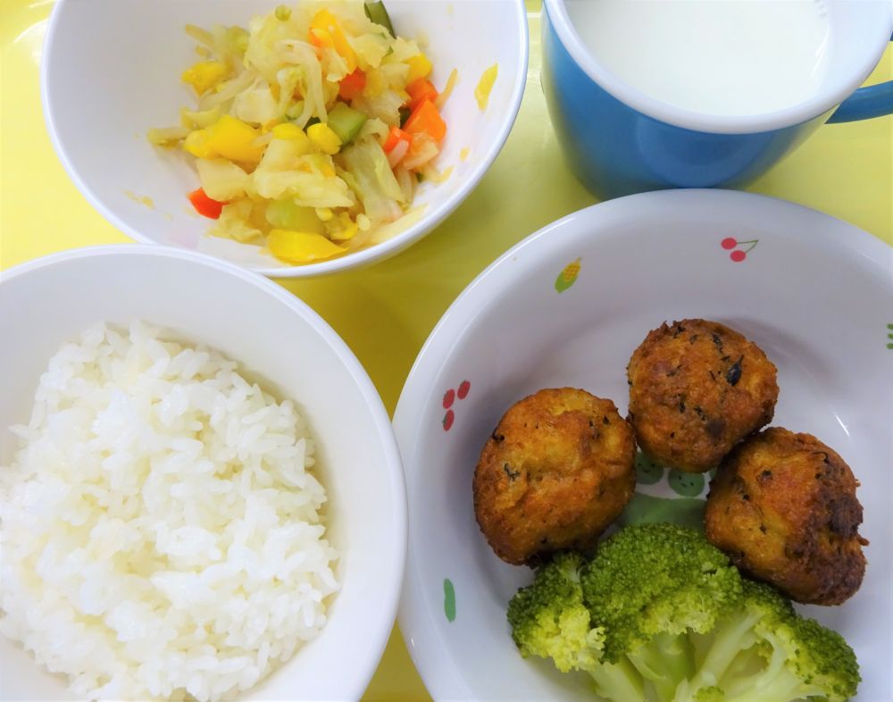 ご飯

豆腐とツナのまりあげ

ゆでブロッコリー

マセドアンサラダ

牛乳