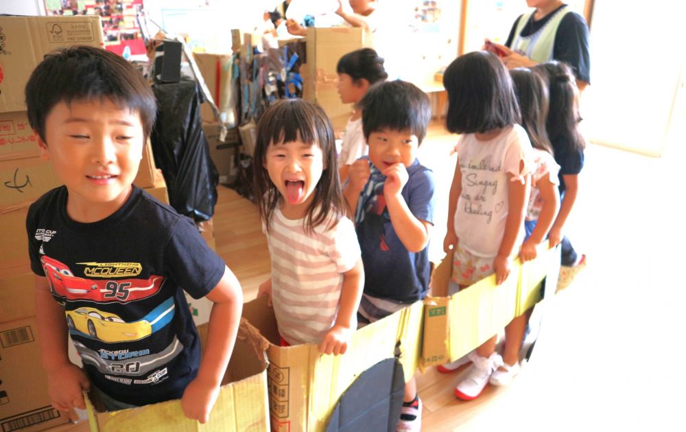 「今日、キリン組のお店屋さん行く日じゃろー？」
「いつから行くんだったっけ？」
「くじ、、、はん？からじゃなかったっけ！」
お店屋さんに・・かき氷・・　楽しみがいっぱい♡

いよいよ『ミラクル商店街』へ♡

「怖いんかね、、、」
「でも楽しみすぎる♡」
「みて！あそこにおばけおるよ！」
電車に乗ってお化け屋敷に到着♪