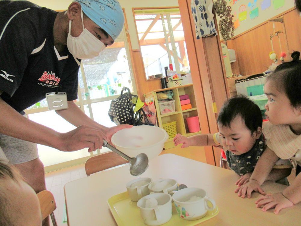 夏恒例のかき氷の日！！ウサギ組にもかき氷がやってきました！


インターシップのお兄ちゃんが持ってきたかき氷に興味津々
なんだろう・・と近づいてきて、ジッと観察