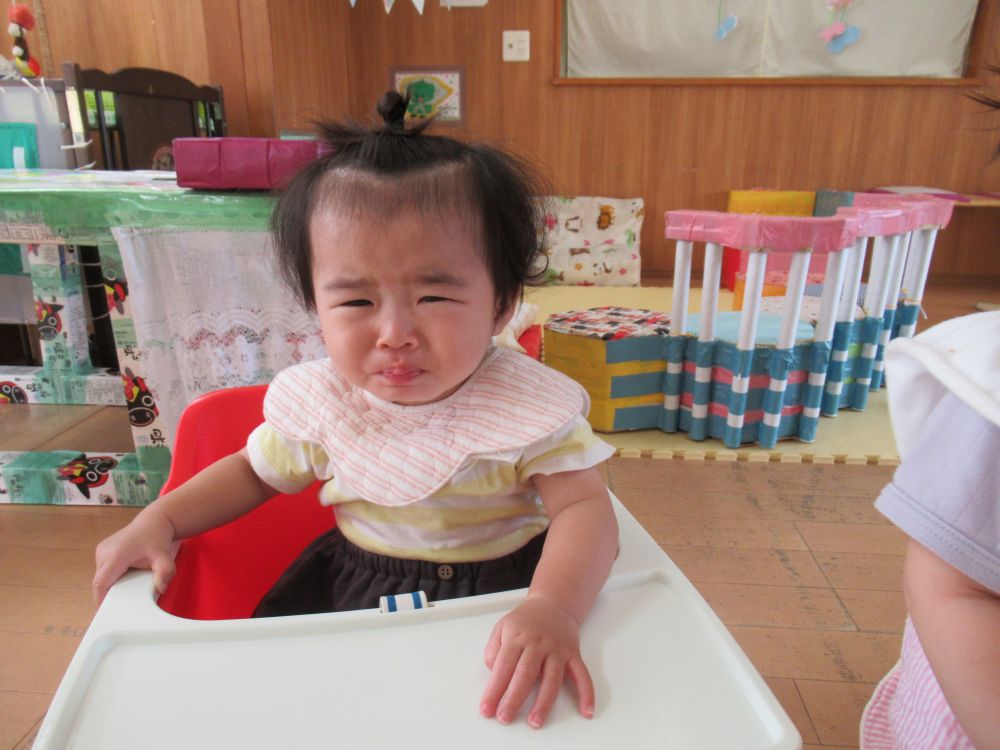 なんだろう・・とゆっくり口に入れたYちゃん　あまりの冷たさにびっくり！！
手でそっとお皿を遠くにしていました

その後は氷を触って遊んだウサギ組でした